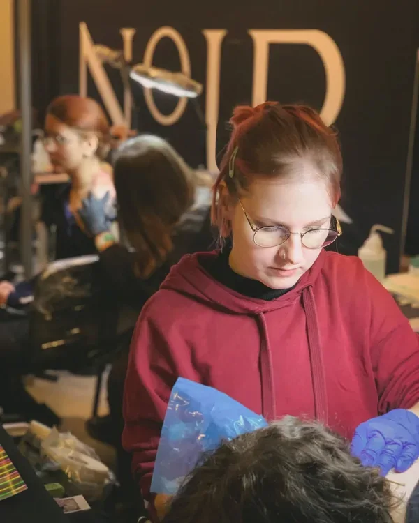 Klara tatuuje na konwencie tatuażu