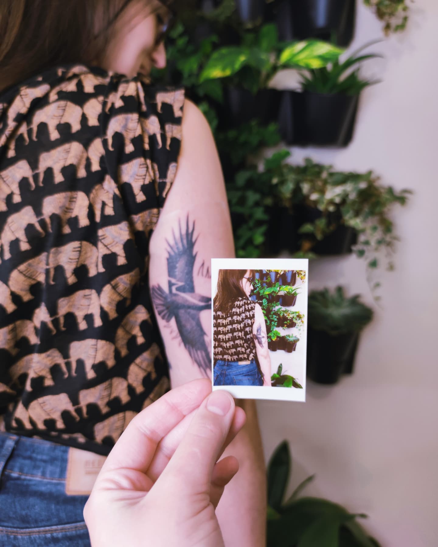 Tatuaż kruka i pamiątkowe zdjęcie instax