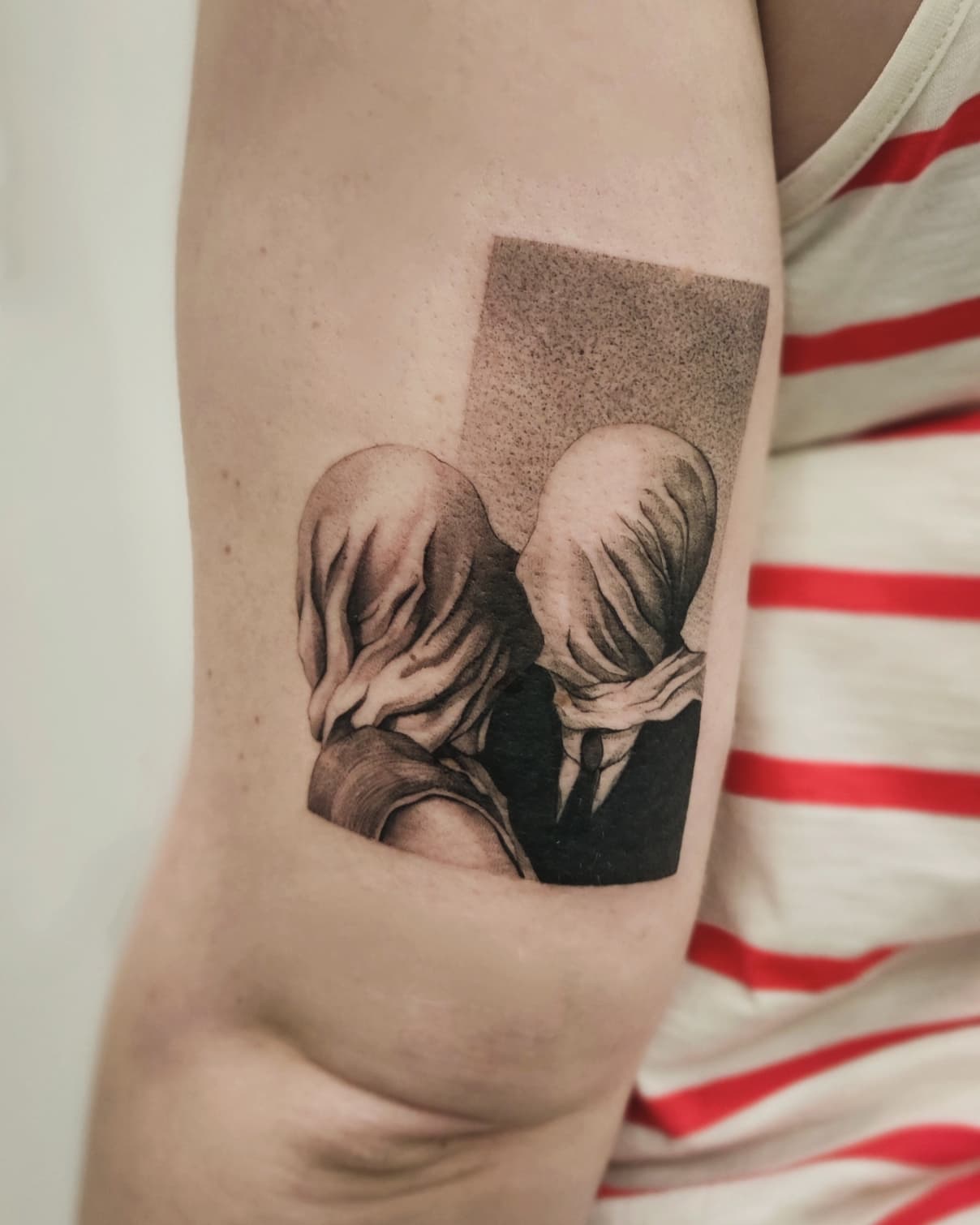 Tatuaż inspirowany „Kochankami” Magritte’a