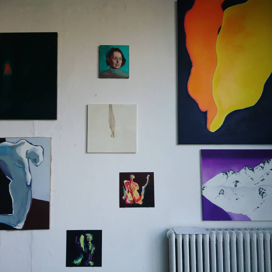 Portret na turkusowym tle