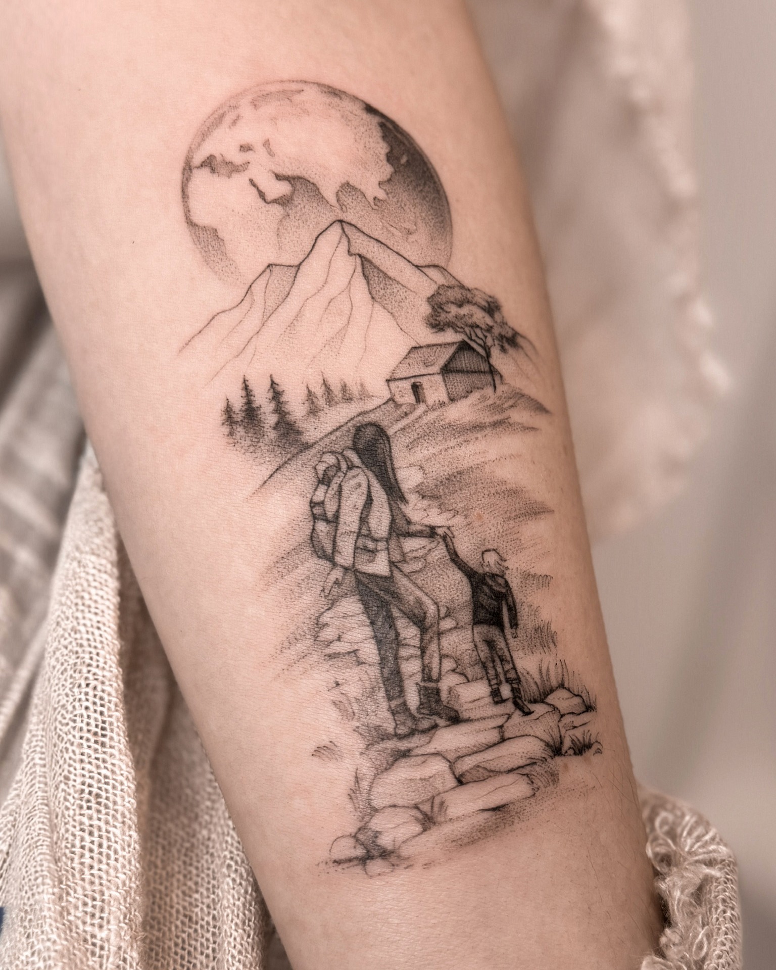 Rodzinny tatuaż w górach z dzieckiem i księżycem
