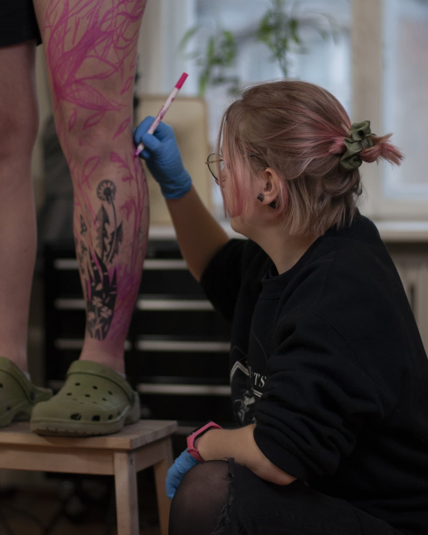 Progres tatuażu na nodze z motywem kwiatowym