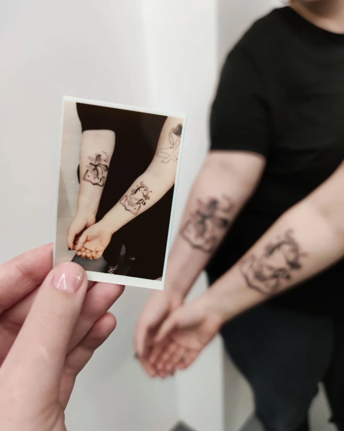Tatuaże na przedramionach z figuratywnym motywem